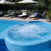 A disposizione dei nostri ospiti la piscina dotata di idromassaggio