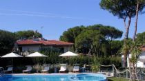 la piscina dell`albergo a Tirrenia