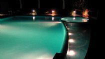 la piscina a Tirrenia di notte