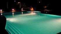 la piscina a Tirrenia di notte